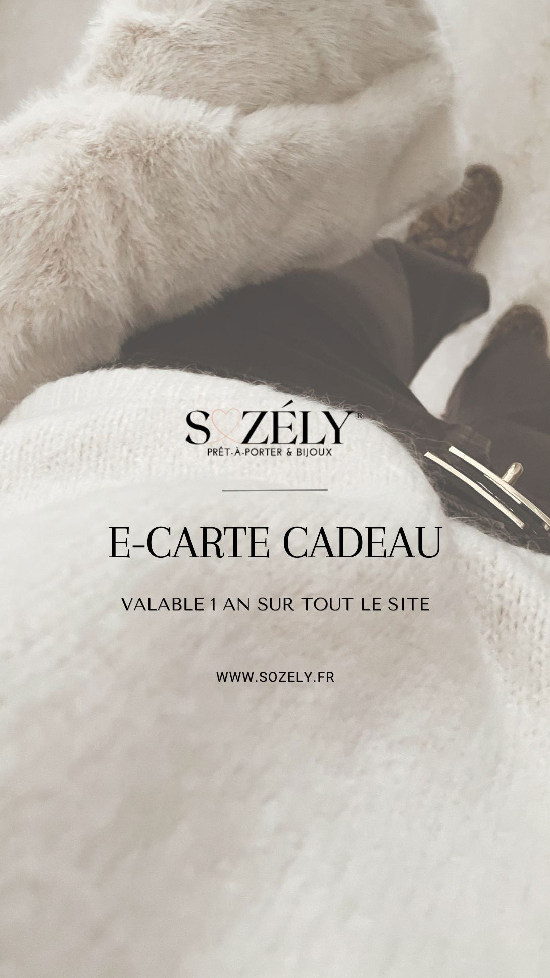 Carte cadeau numérique de la marque Sozély, prêt-à-porter et bijoux. Le texte indique que la e-carte cadeau est valable un an sur tout le site www.sozely.fr . L’image montre un fond doux et élégant dans des tons beiges et marron.