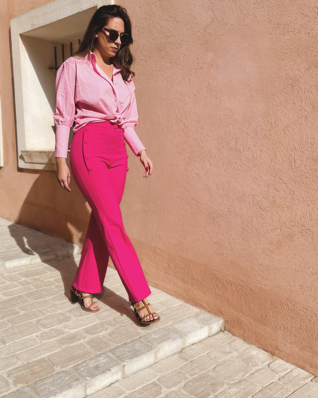 https://sozely.fr/wp-content/uploads/2022/04/sozely-pantalon-rose-coupe-droite-femme.jpg