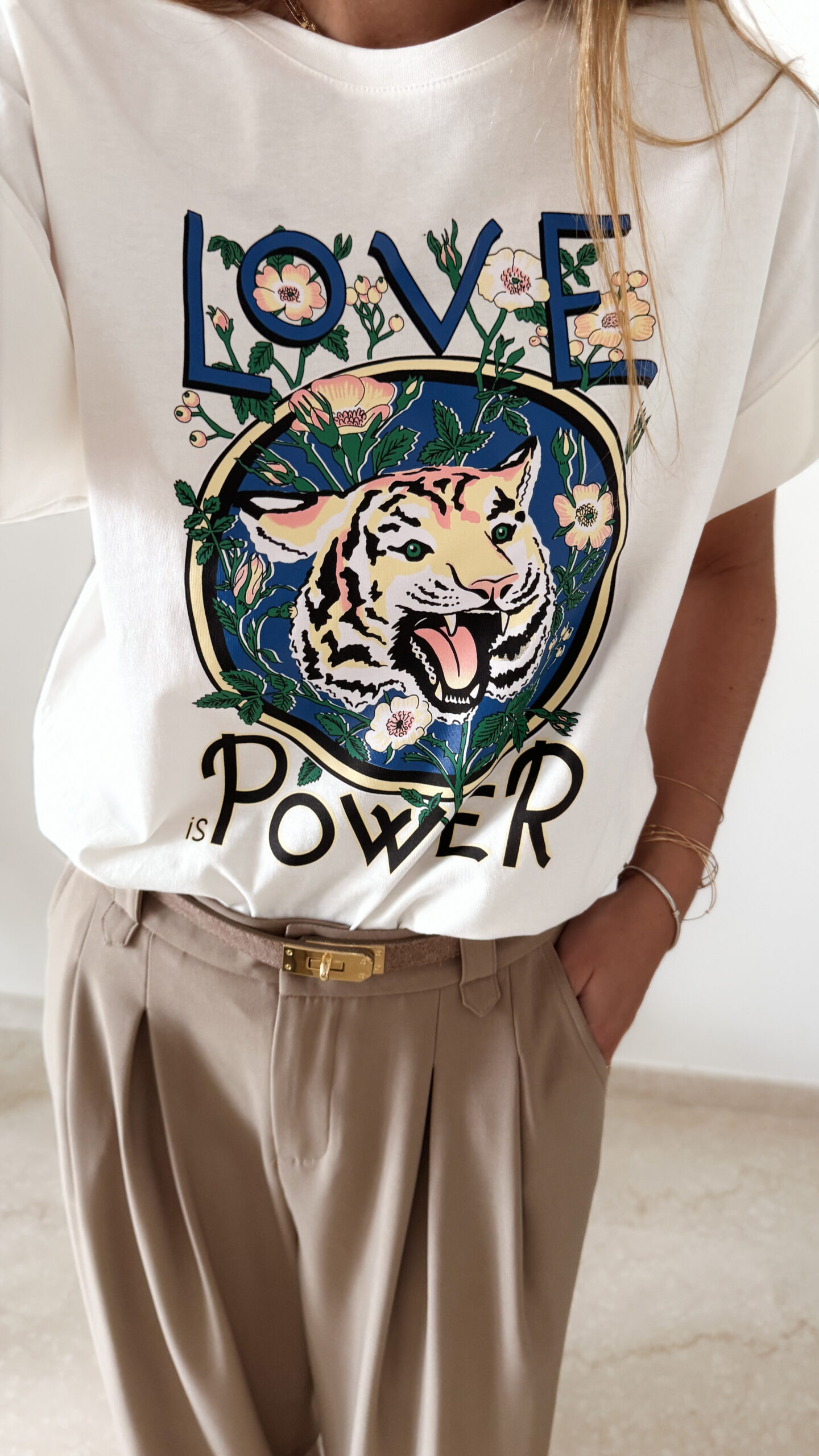 T-shirt imprimé "Love is Power" avec motif tigre et fleurs, pour un look à la fois audacieux et féminin.