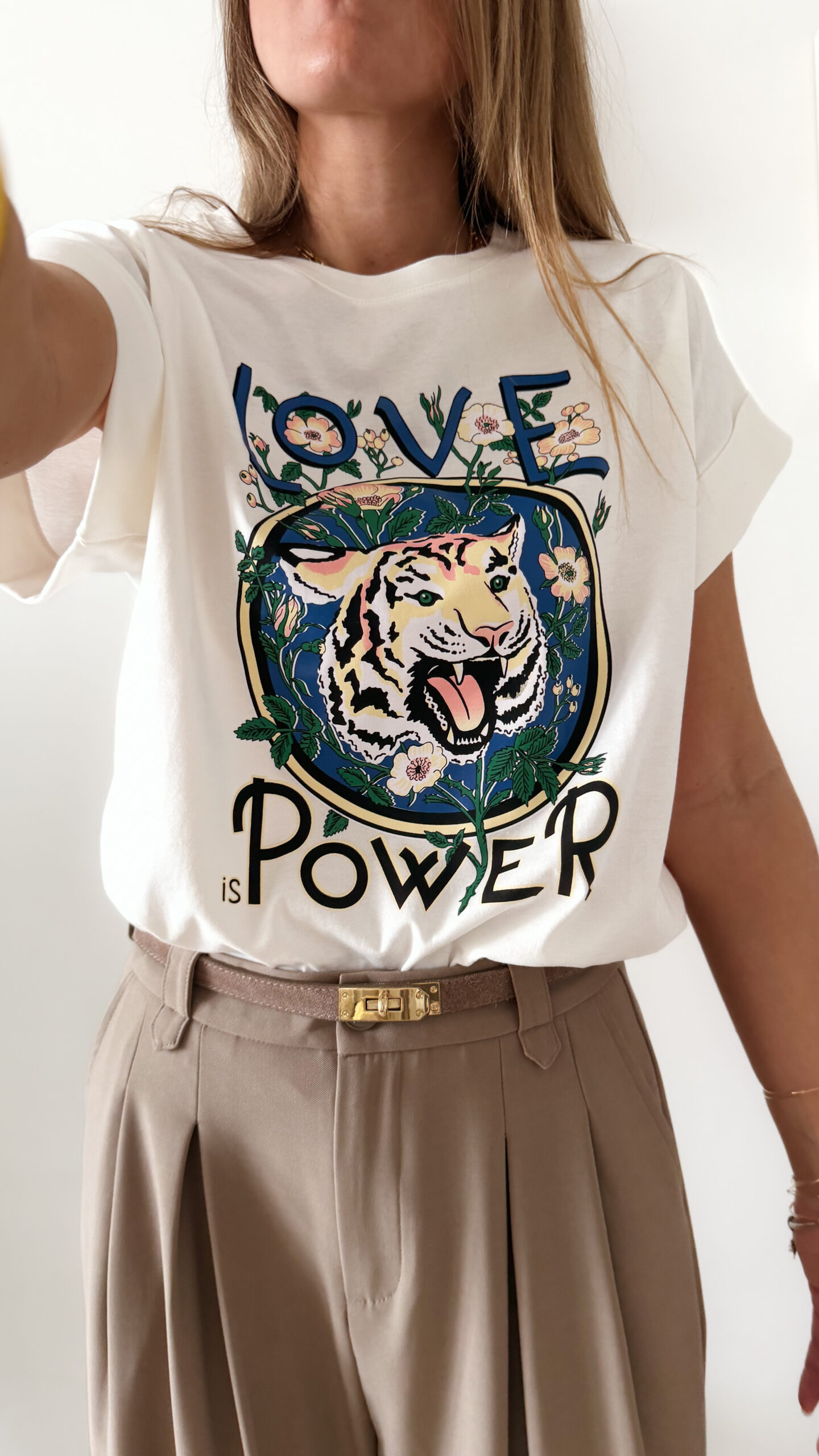 T-shirt imprimé "Love is Power" avec motif tigre et fleurs, pour un look à la fois audacieux et féminin.