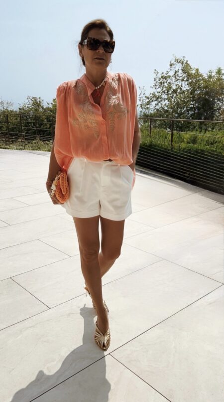 Blouse fluide corail avec broderies dorées, une pièce lumineuse et élégante parfaite pour les beaux jours.