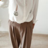Chemise blanche fluide avec broderies palmier, une pièce élégante aux inspirations naturelles et estivales.
