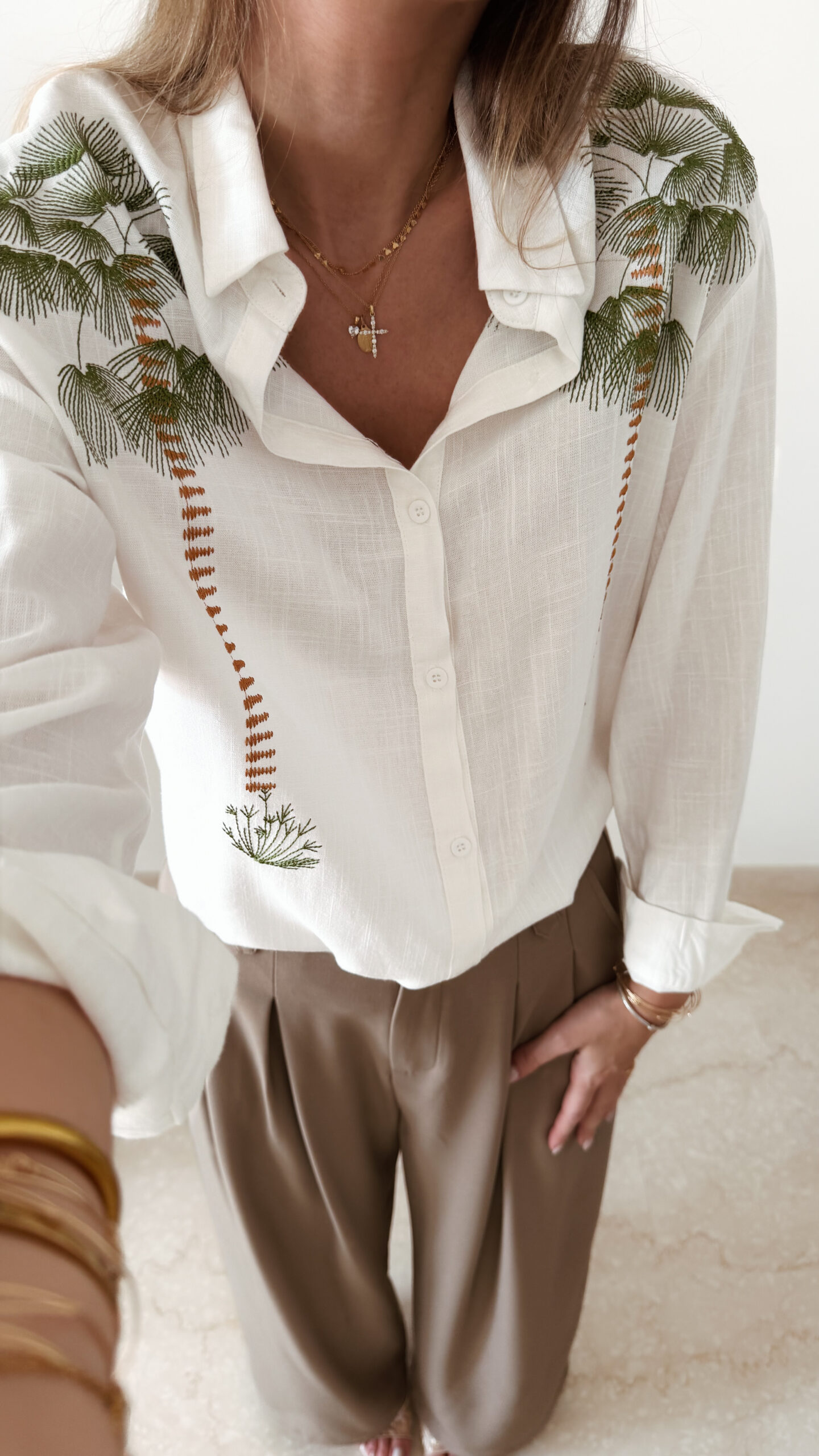 Chemise blanche fluide avec broderies palmier, une pièce élégante aux inspirations naturelles et estivales.