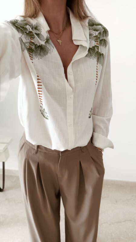 Chemise blanche fluide avec broderies palmier, une pièce élégante aux inspirations naturelles et estivales.