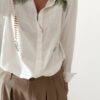 Chemise blanche fluide avec broderies palmier, une pièce élégante aux inspirations naturelles et estivales.