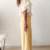 Pantalon large rayé jaune & blouse fluide romantique