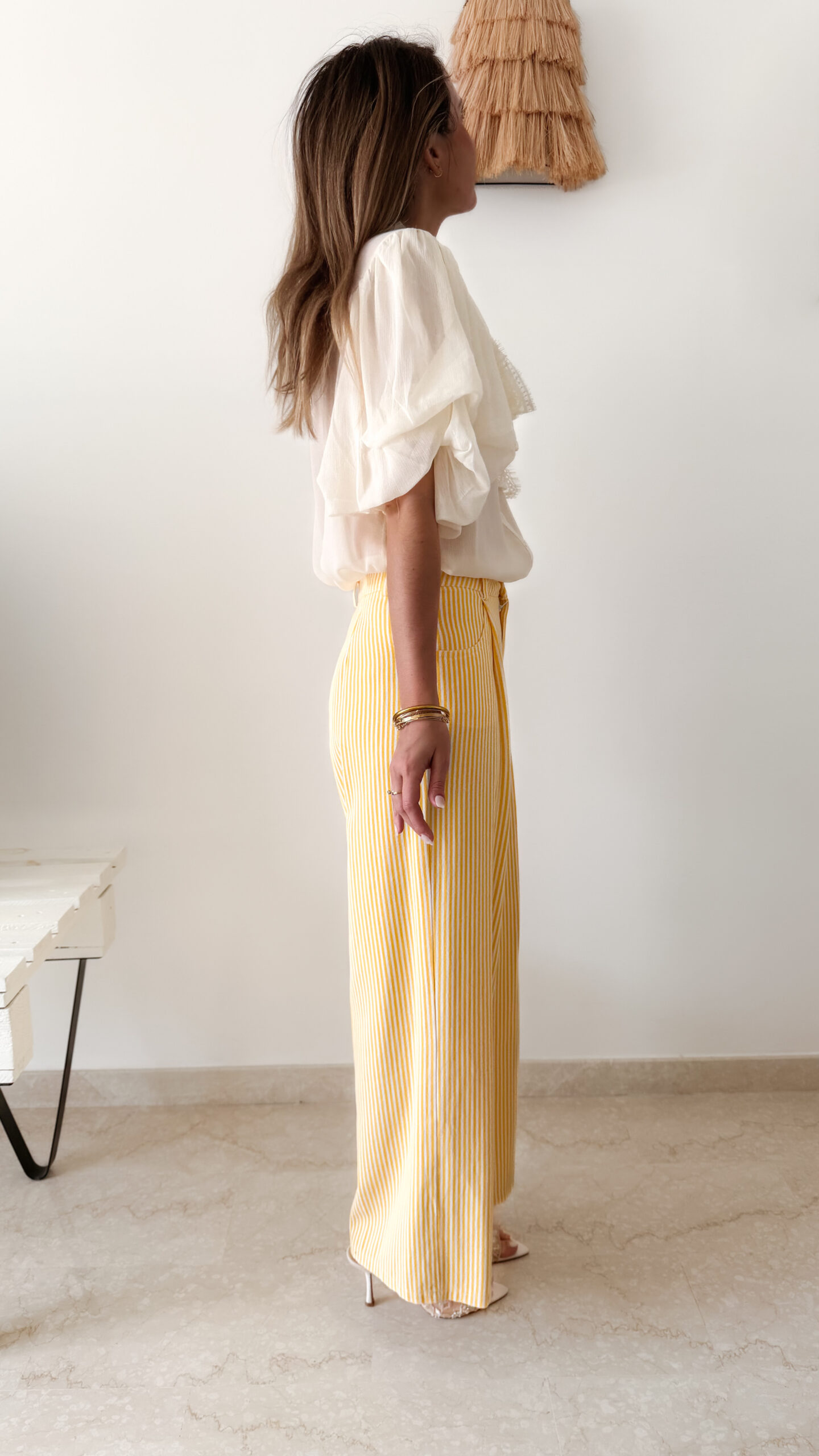 Pantalon large rayé jaune & blouse fluide romantique