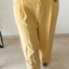 Pantalon large rayé jaune & blouse fluide romantique