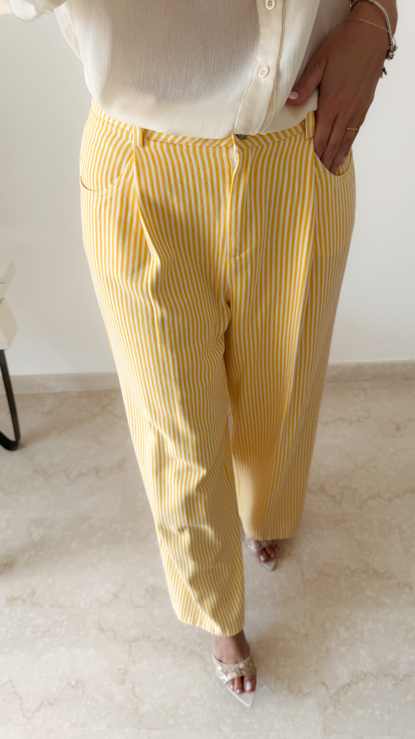Pantalon large rayé jaune & blouse fluide romantique