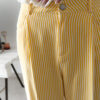 Pantalon large rayé jaune & blouse fluide romantique