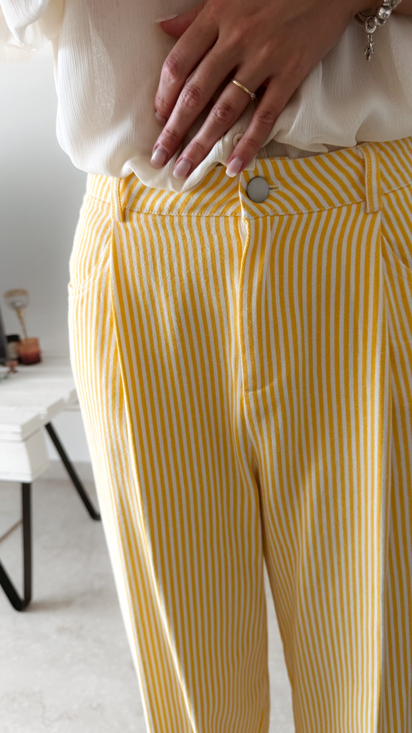 Pantalon large rayé jaune & blouse fluide romantique