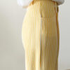 Pantalon large rayé jaune & blouse fluide romantique