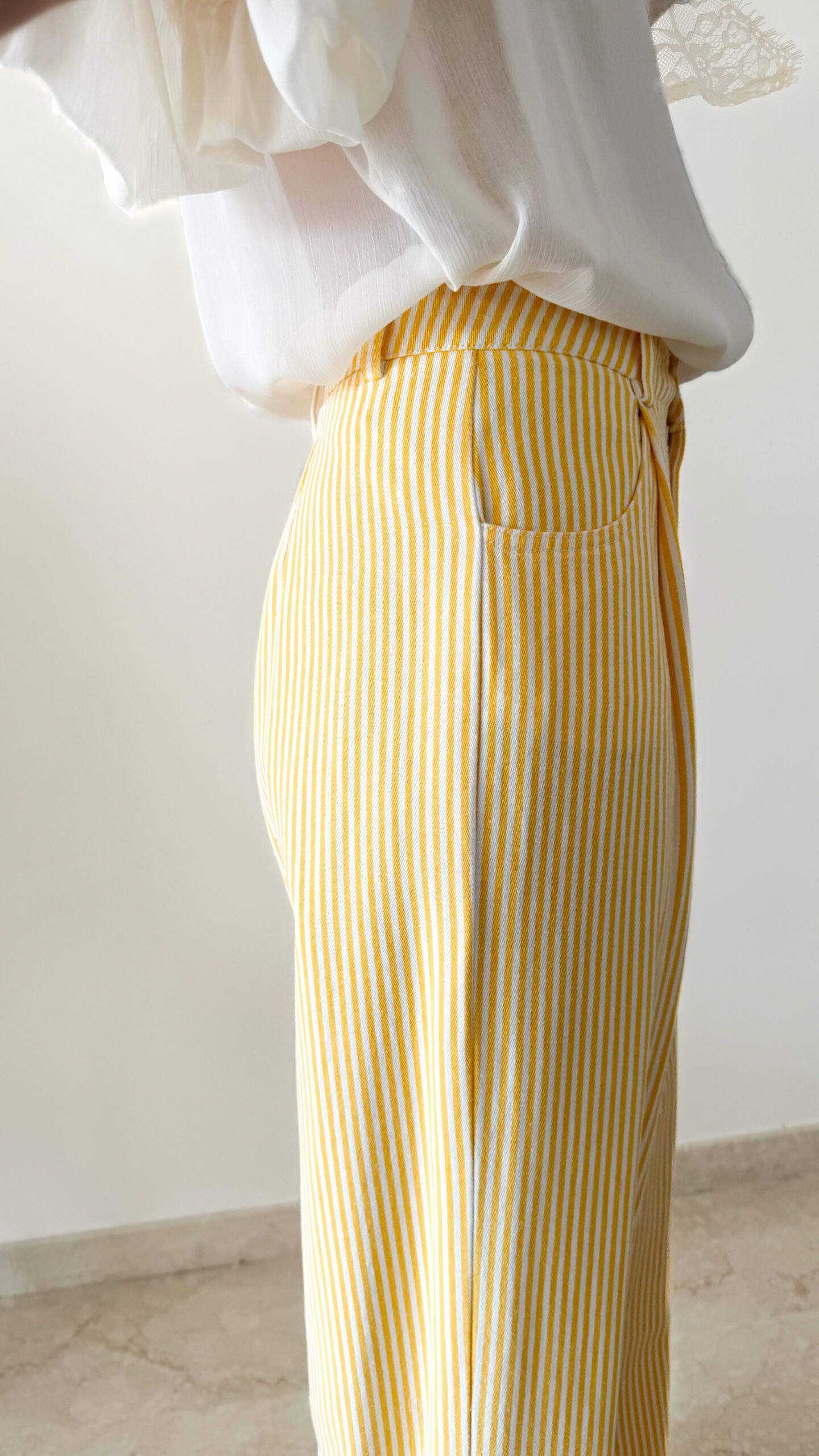Pantalon large rayé jaune & blouse fluide romantique