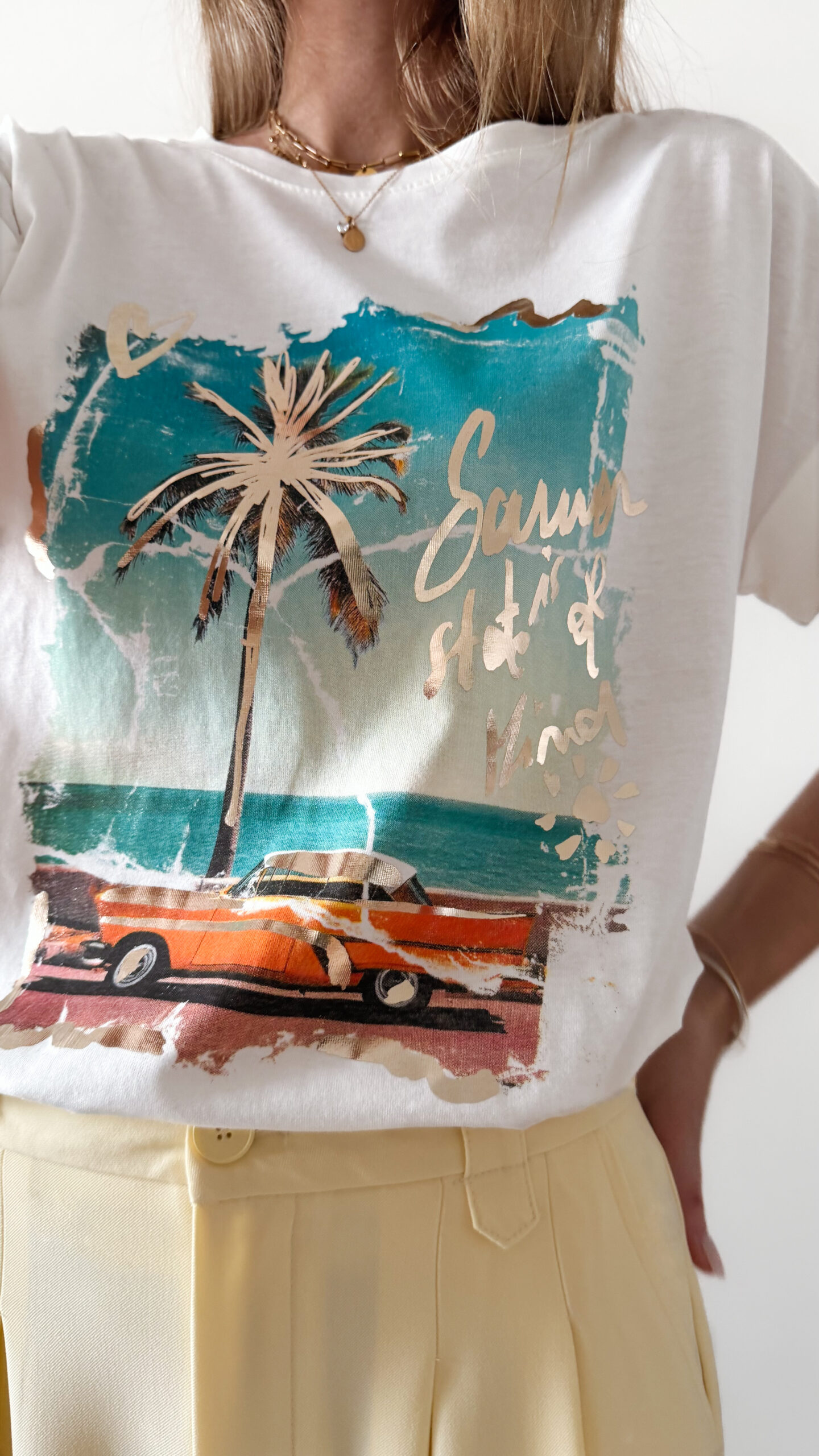 Pantalon femme jaune pastel taille haute à pinces avec t-shirt blanc imprimé palmier style Miami