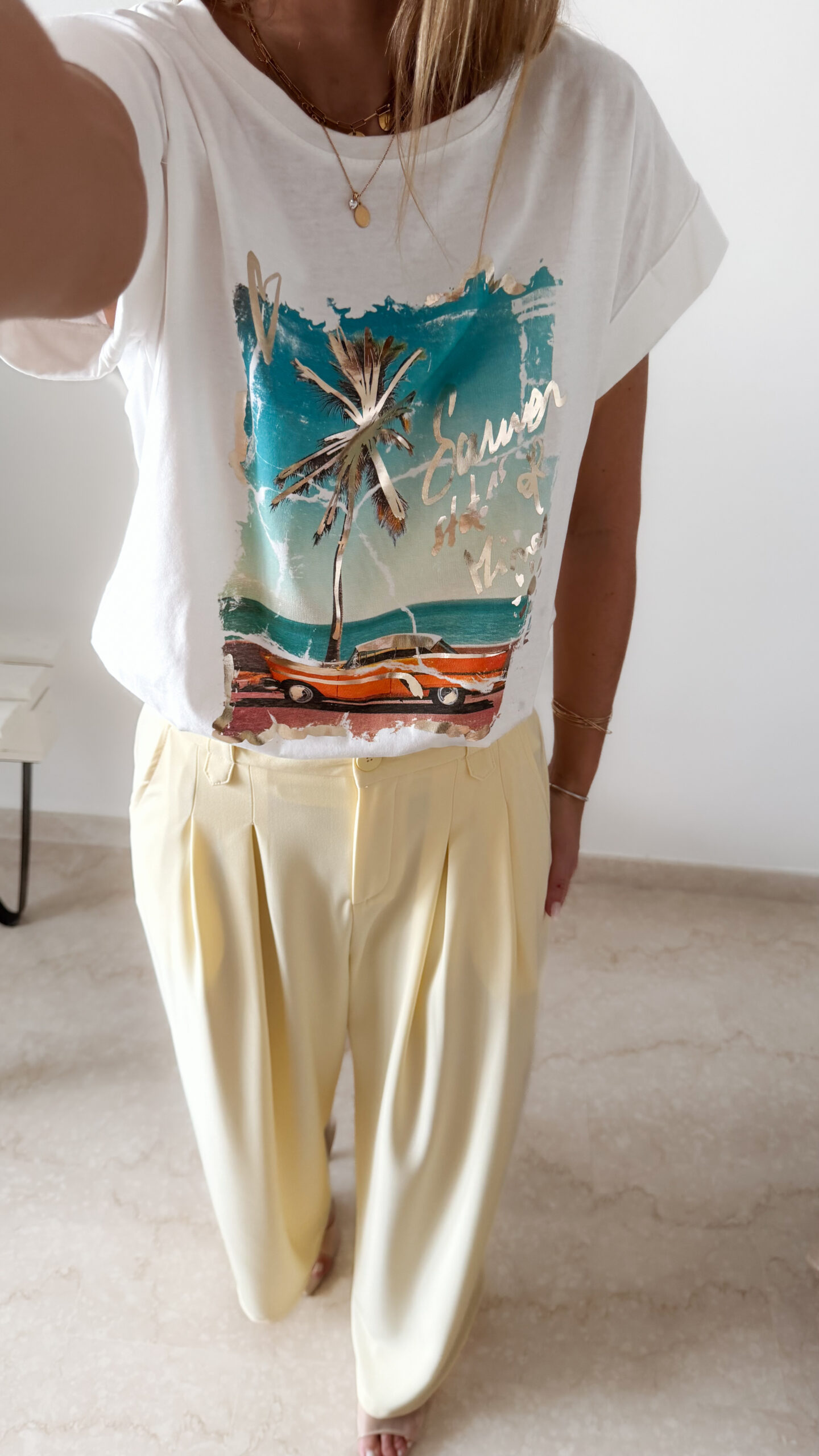 Pantalon femme jaune pastel taille haute à pinces avec t-shirt blanc imprimé palmier style Miami