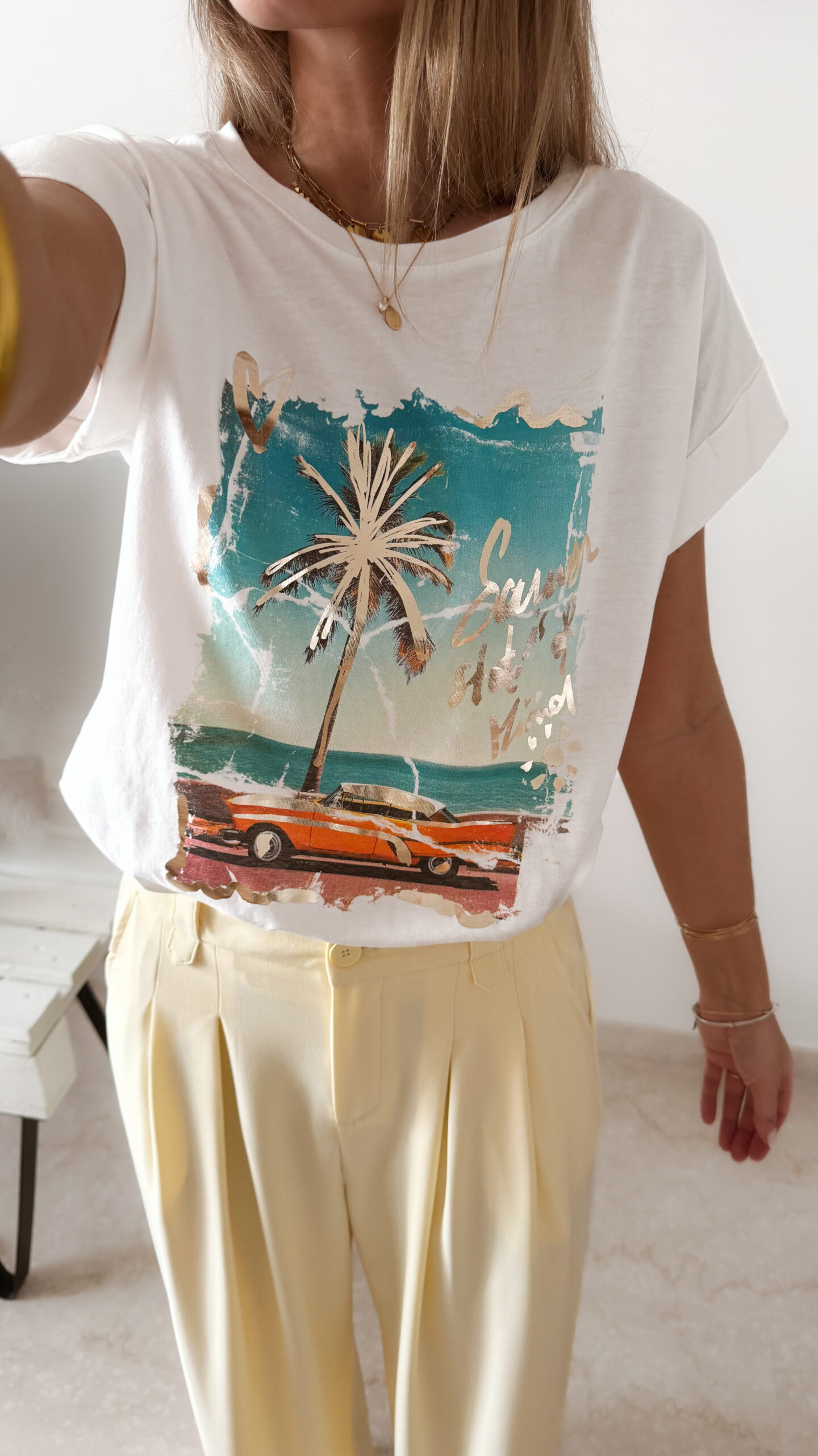 Pantalon femme jaune pastel taille haute à pinces avec t-shirt blanc imprimé palmier style Miami