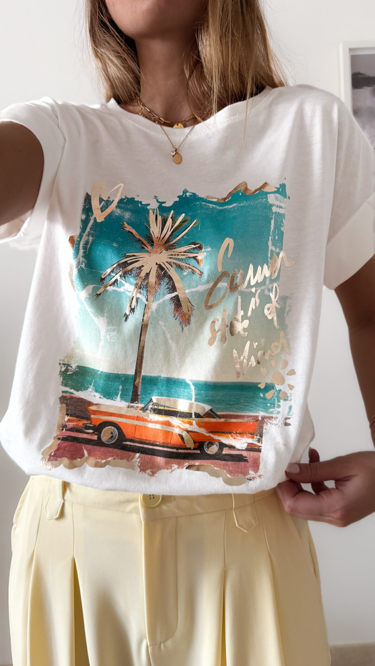 Pantalon femme jaune pastel taille haute à pinces avec t-shirt blanc imprimé palmier style Miami