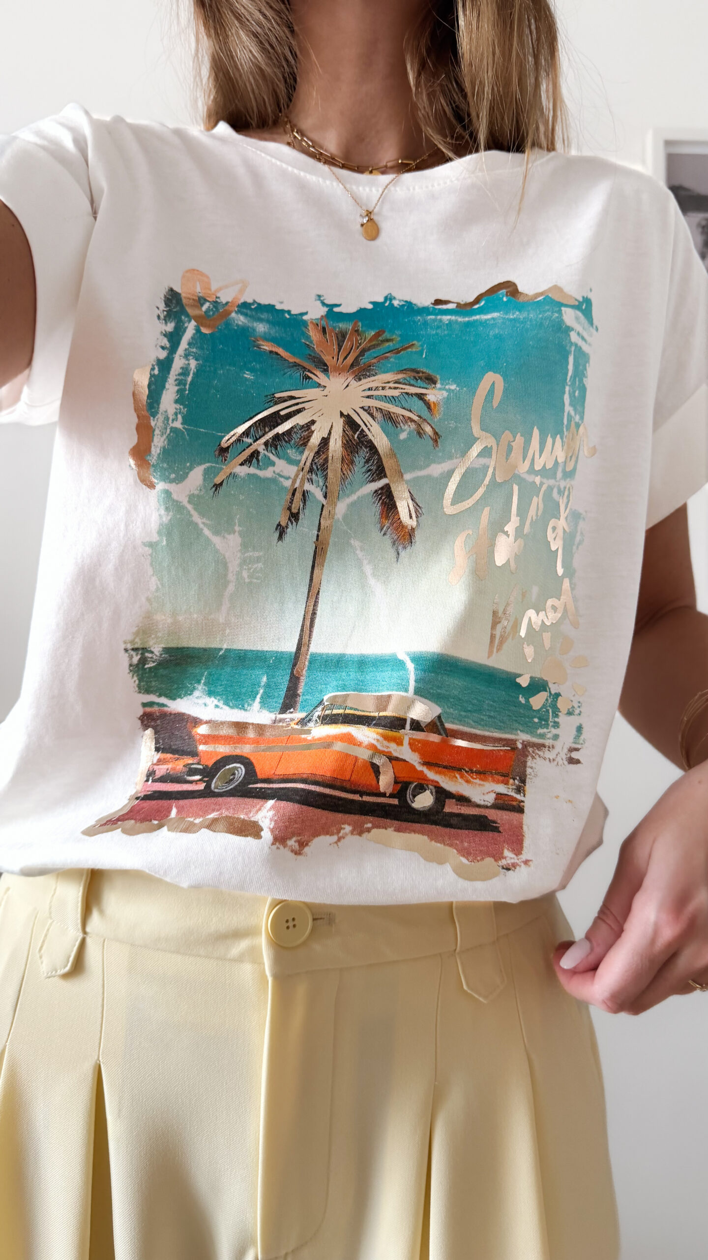 Pantalon femme jaune pastel taille haute à pinces avec t-shirt blanc imprimé palmier style Miami