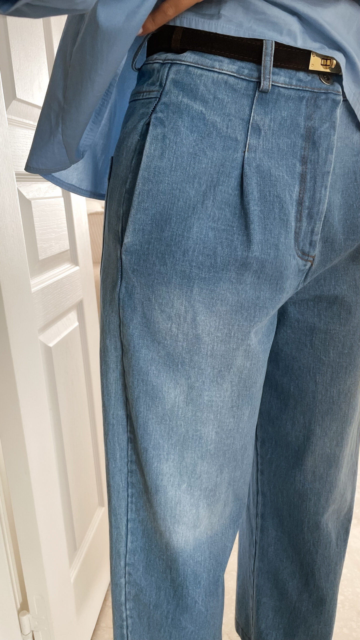 Vetement de femme avec la blouse Celine bleue volantée, le sac fourrure ecru bourse et le jean gabriel bleu clair