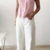 Gilet sans manches à boutons avec finition dentelle, une pièce élégante et féminine disponible en rose et jaune.