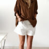 Chemise camel oversize avec un short blanc
