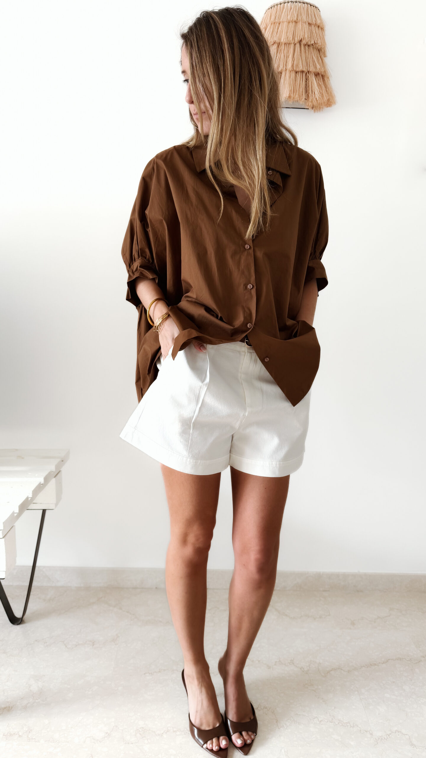 Chemise camel oversize avec un short blanc