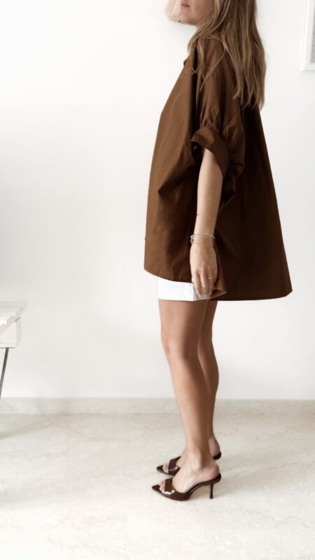 Chemise camel oversize avec un short blanc