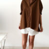 Chemise camel oversize avec un short blanc