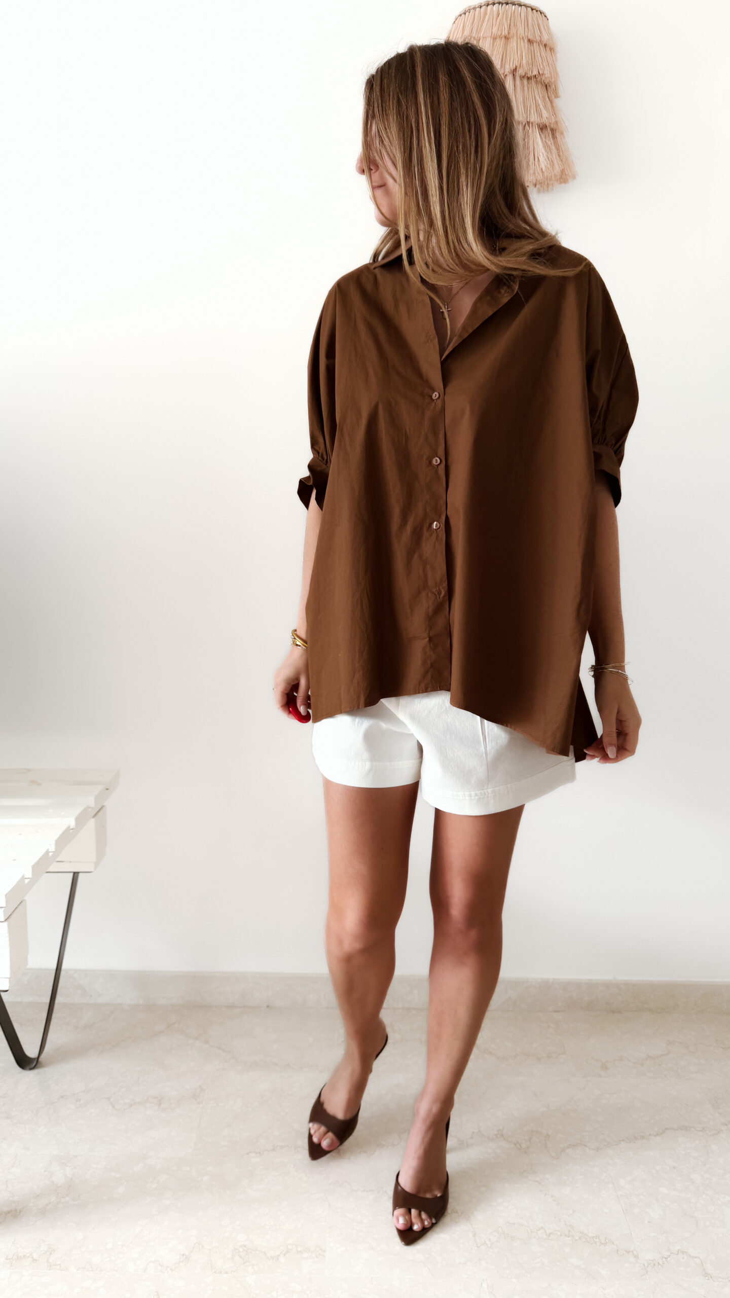 Chemise camel oversize avec un short blanc