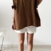 Chemise camel oversize avec un short blanc