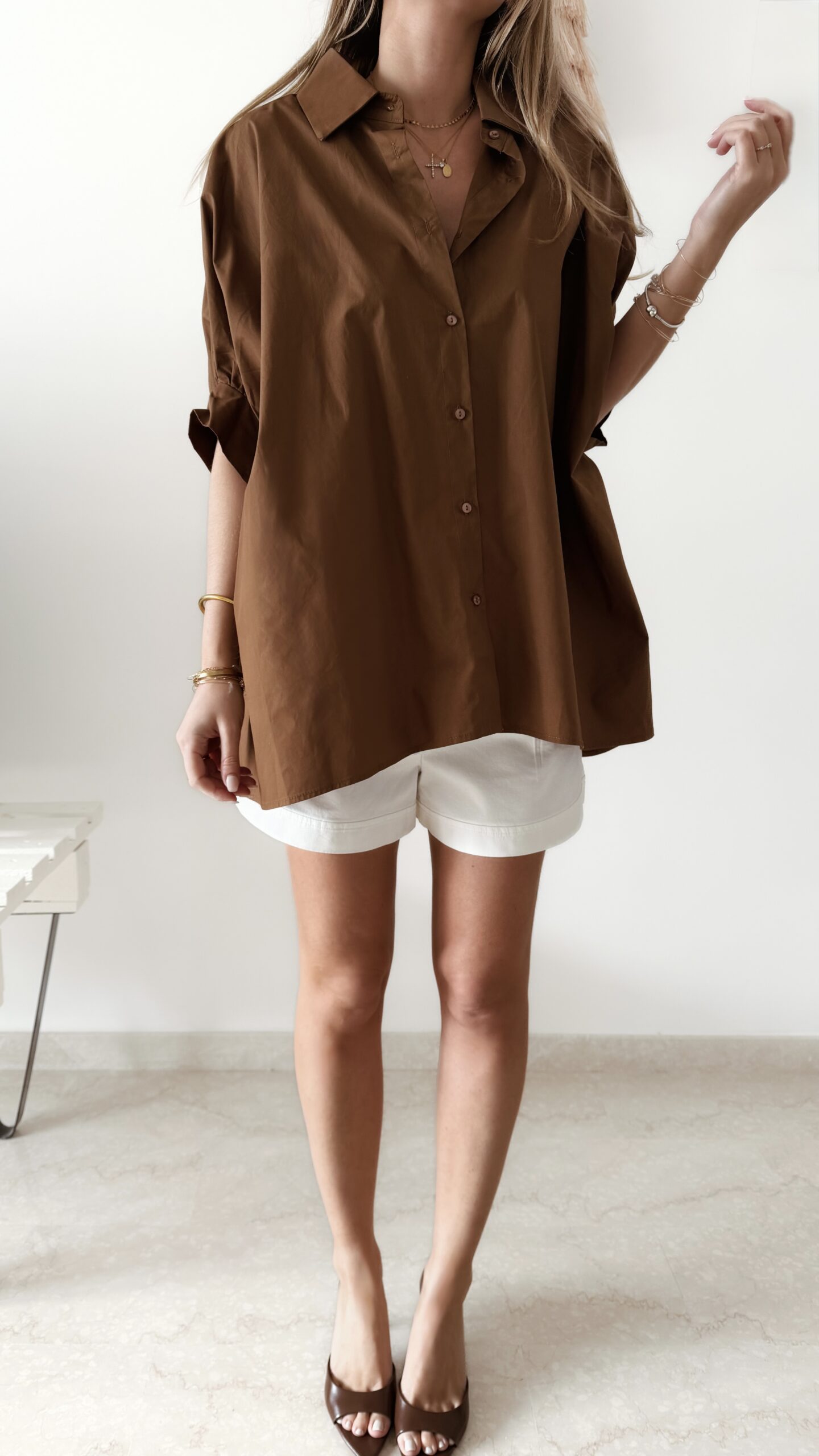 Chemise camel oversize avec un short blanc