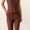 Femme portant un ensemble marron composé d’un gilet sans manches boutonné et d’un pantalon fluide taille haute.