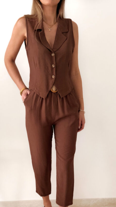 Femme portant un ensemble marron composé d’un gilet sans manches boutonné et d’un pantalon fluide taille haute.