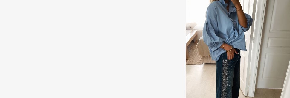 Femme portant une chemise bleu ciel oversize et un pantalon pailleté Sozely, look chic et moderne parfait pour offrir ou se faire plaisir.