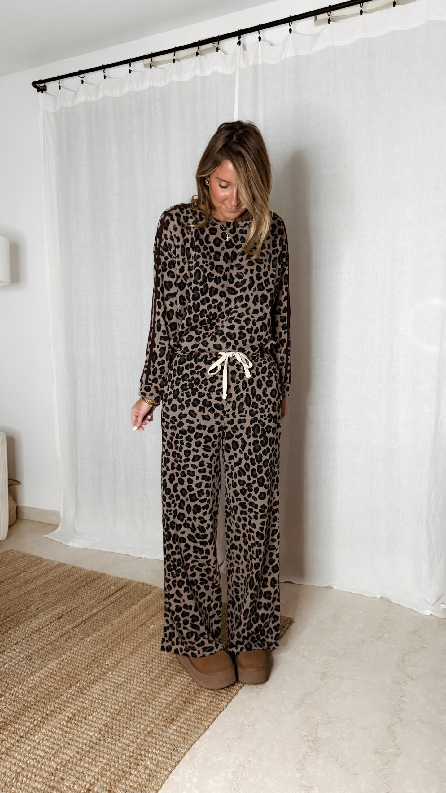 « Femme portant un ensemble jogging léopard composé d’un haut manches longues et d’un pantalon large à cordon, tenue décontractée tendance. »