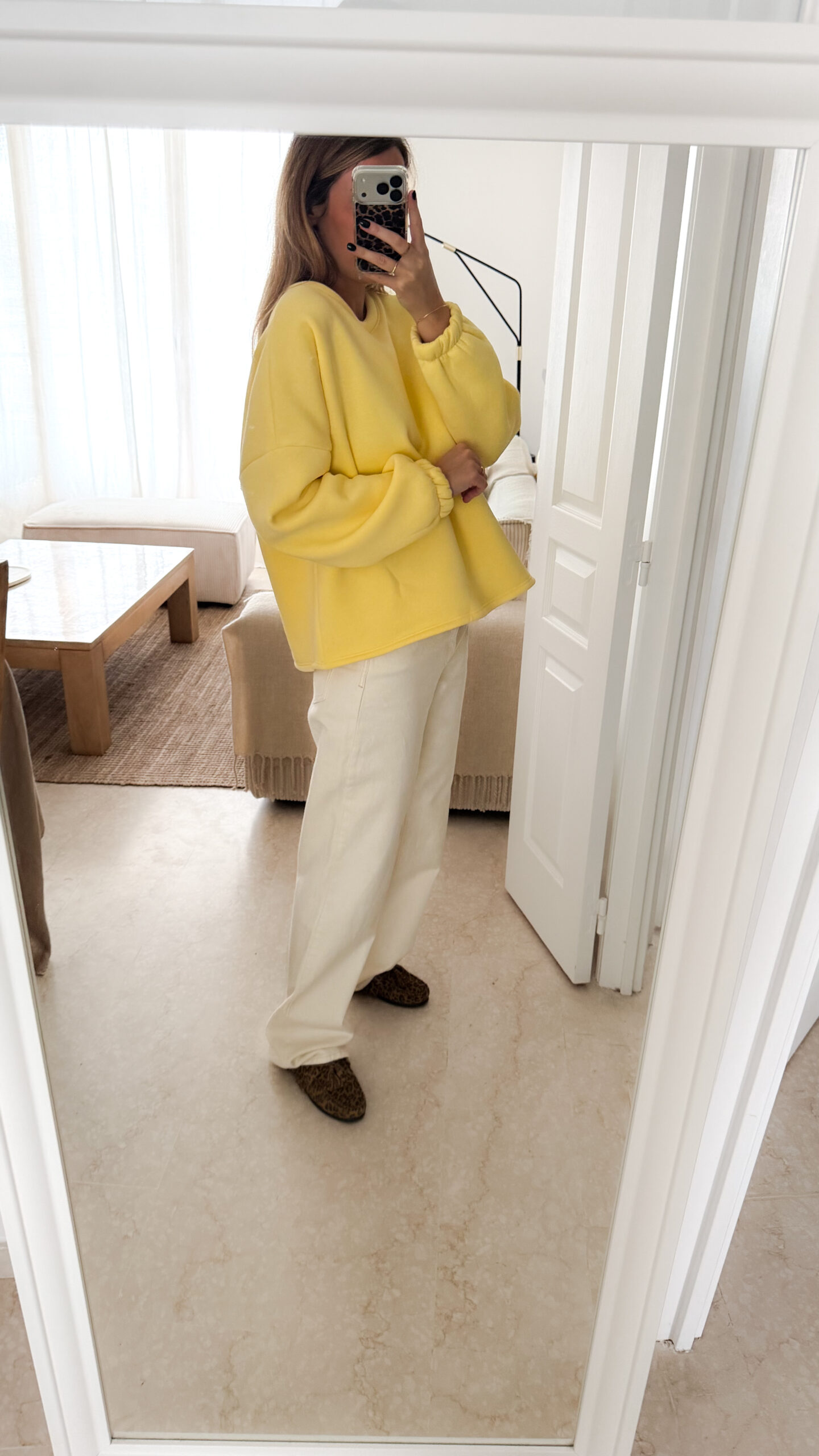 Sweat jaune à coupe ample, vu de dos, avec l’inscription brodée multicolore « GOOD VIBES ».