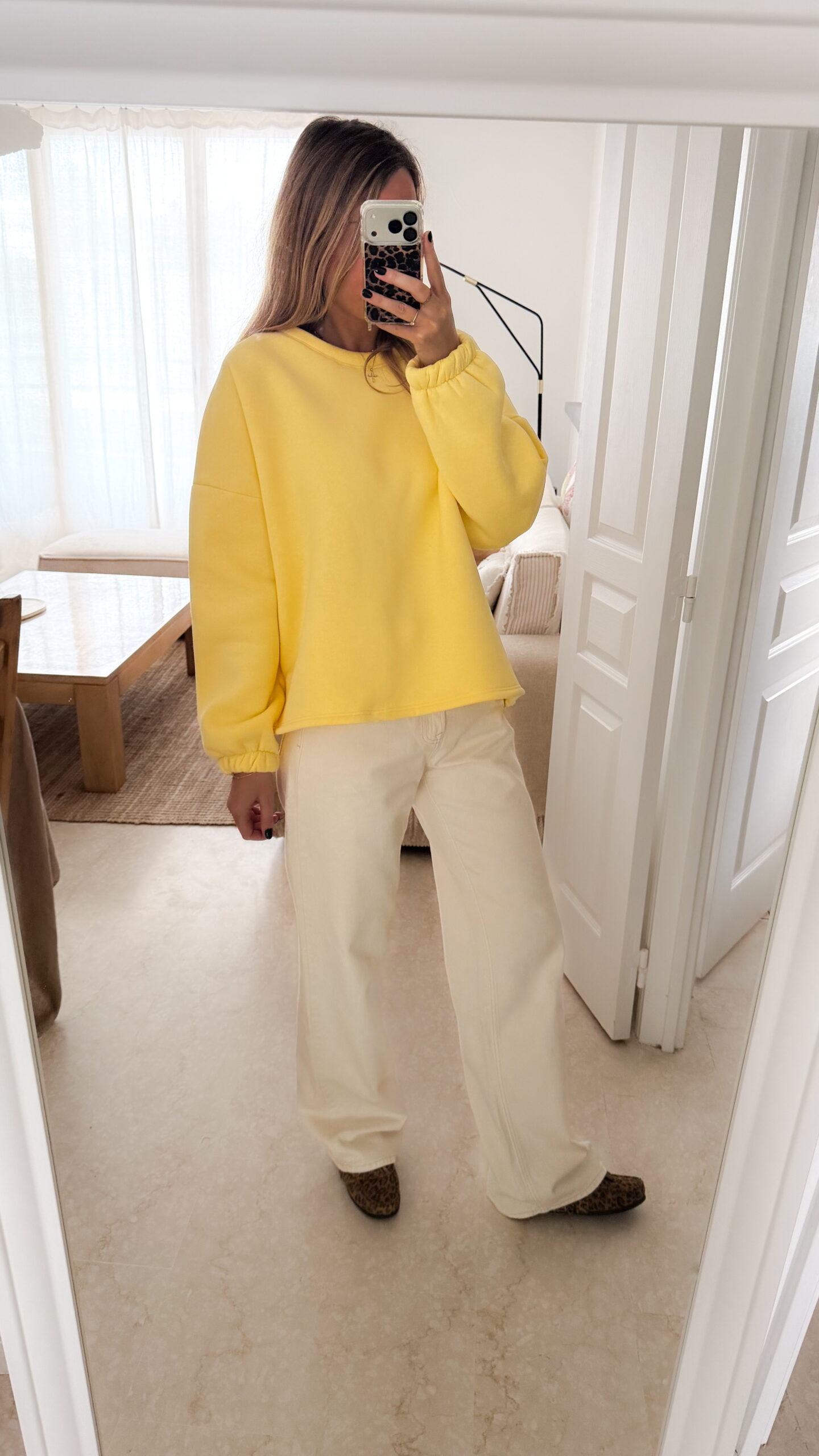 Sweat jaune à coupe ample, vu de dos, avec l’inscription brodée multicolore « GOOD VIBES ».