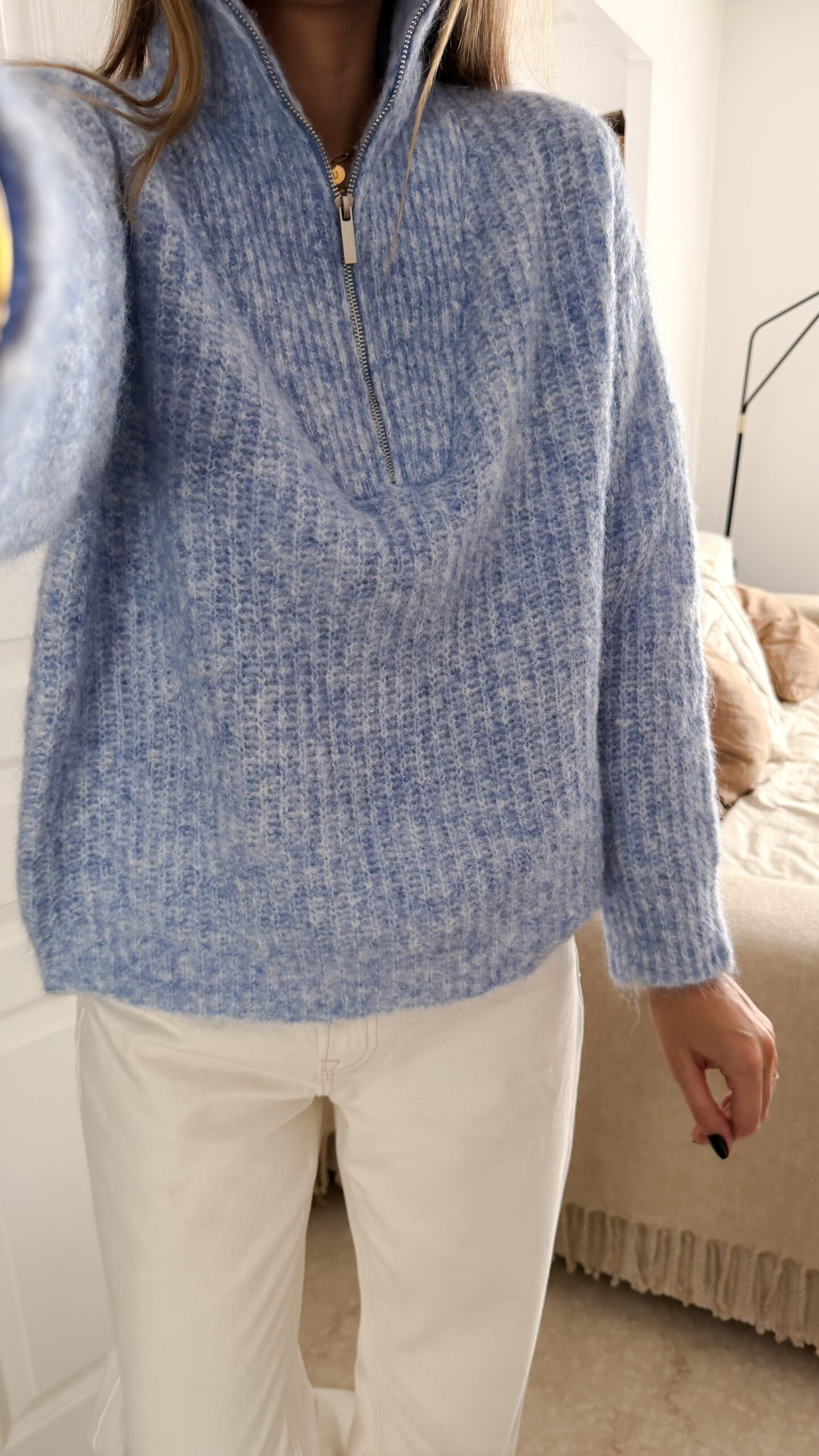 Pull camionneur bleu en maille douce, col zippé, porté avec un pantalon clair