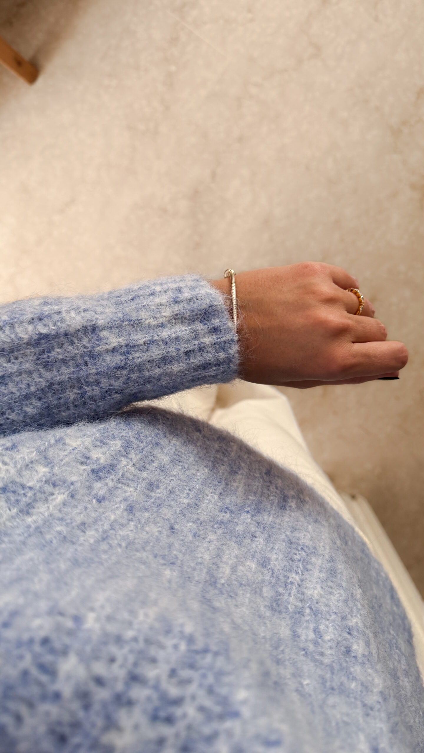 Pull camionneur bleu en maille douce, col zippé, porté avec un pantalon clair