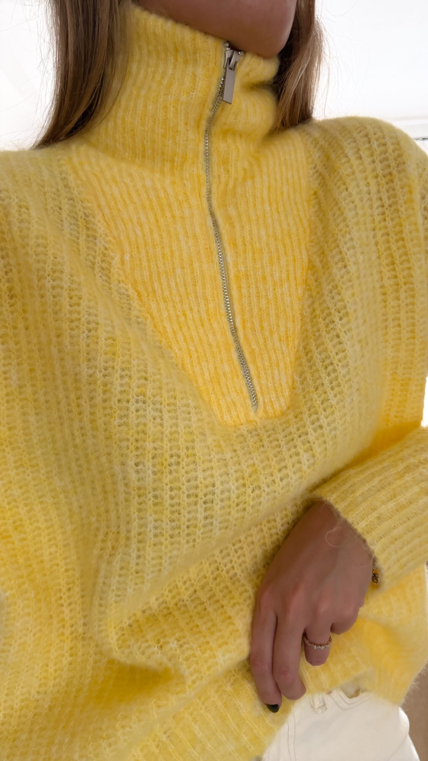 Pull camionneur jaune en maille douce, col zippé, porté avec un pantalon clair