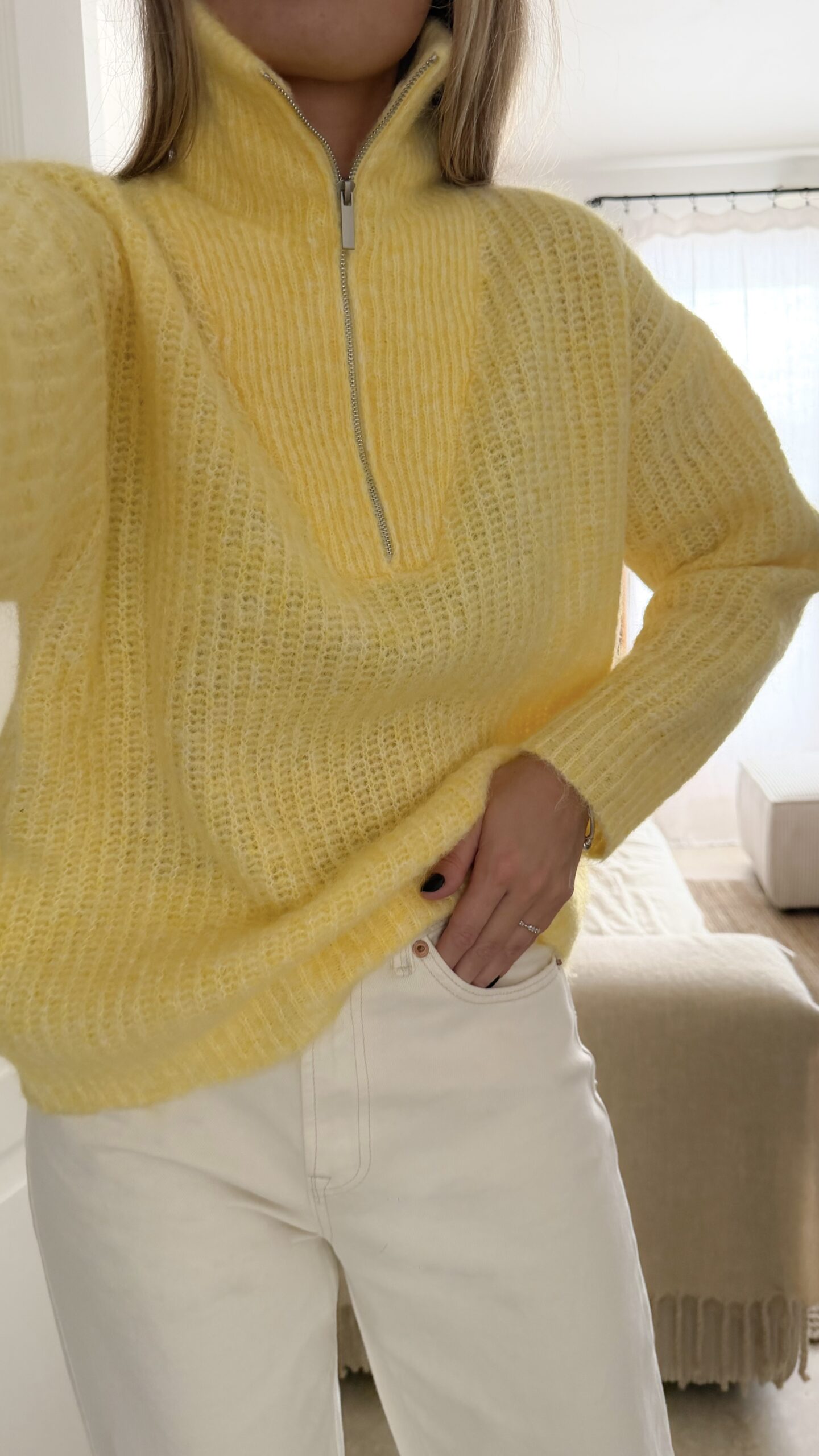 Pull camionneur jaune en maille douce, col zippé, porté avec un pantalon clair