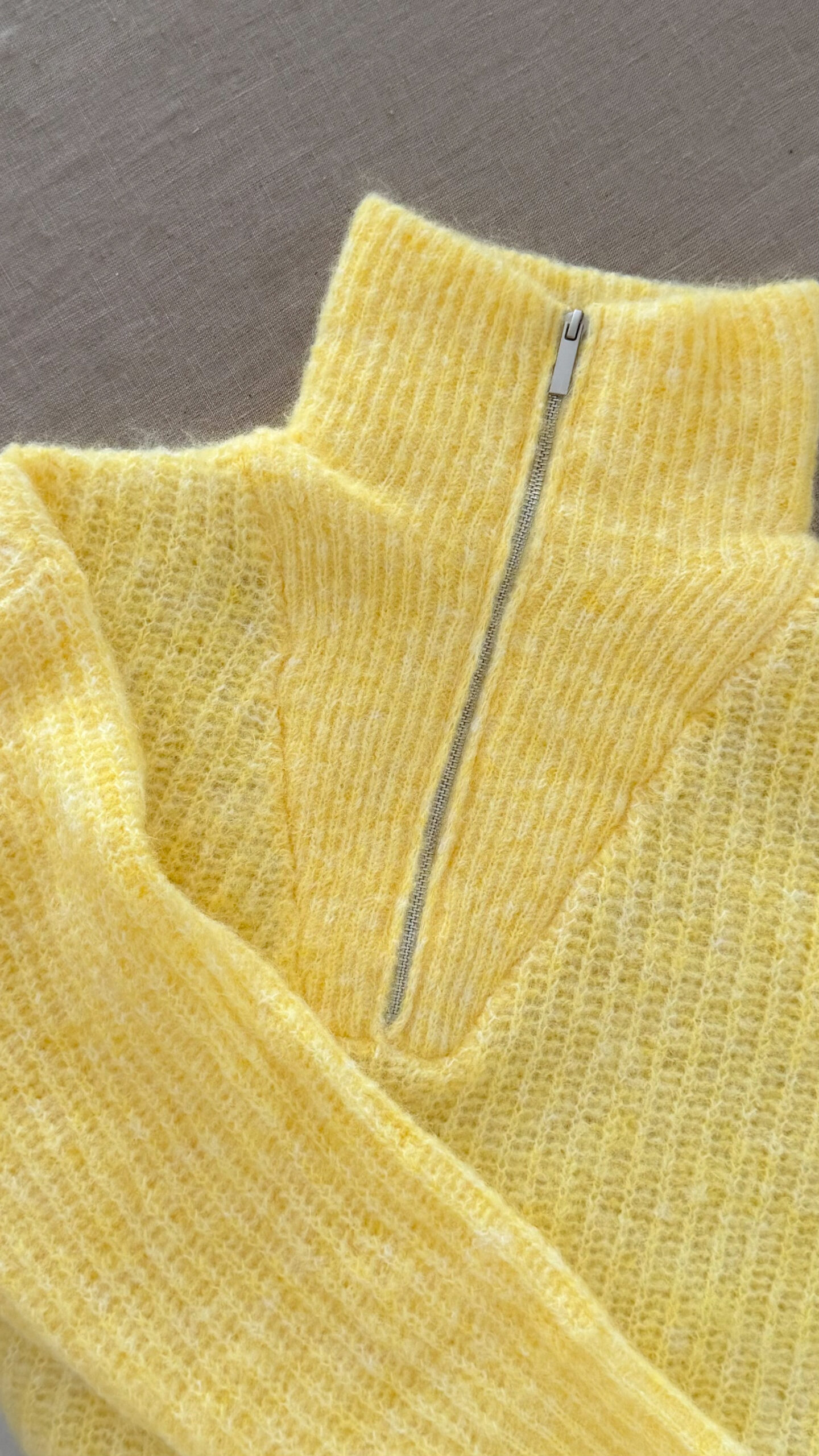 Pull camionneur jaune en maille douce, col zippé, porté avec un pantalon clair