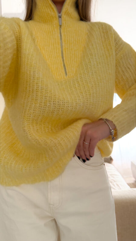 Pull camionneur jaune en maille douce, col zippé, porté avec un pantalon clair