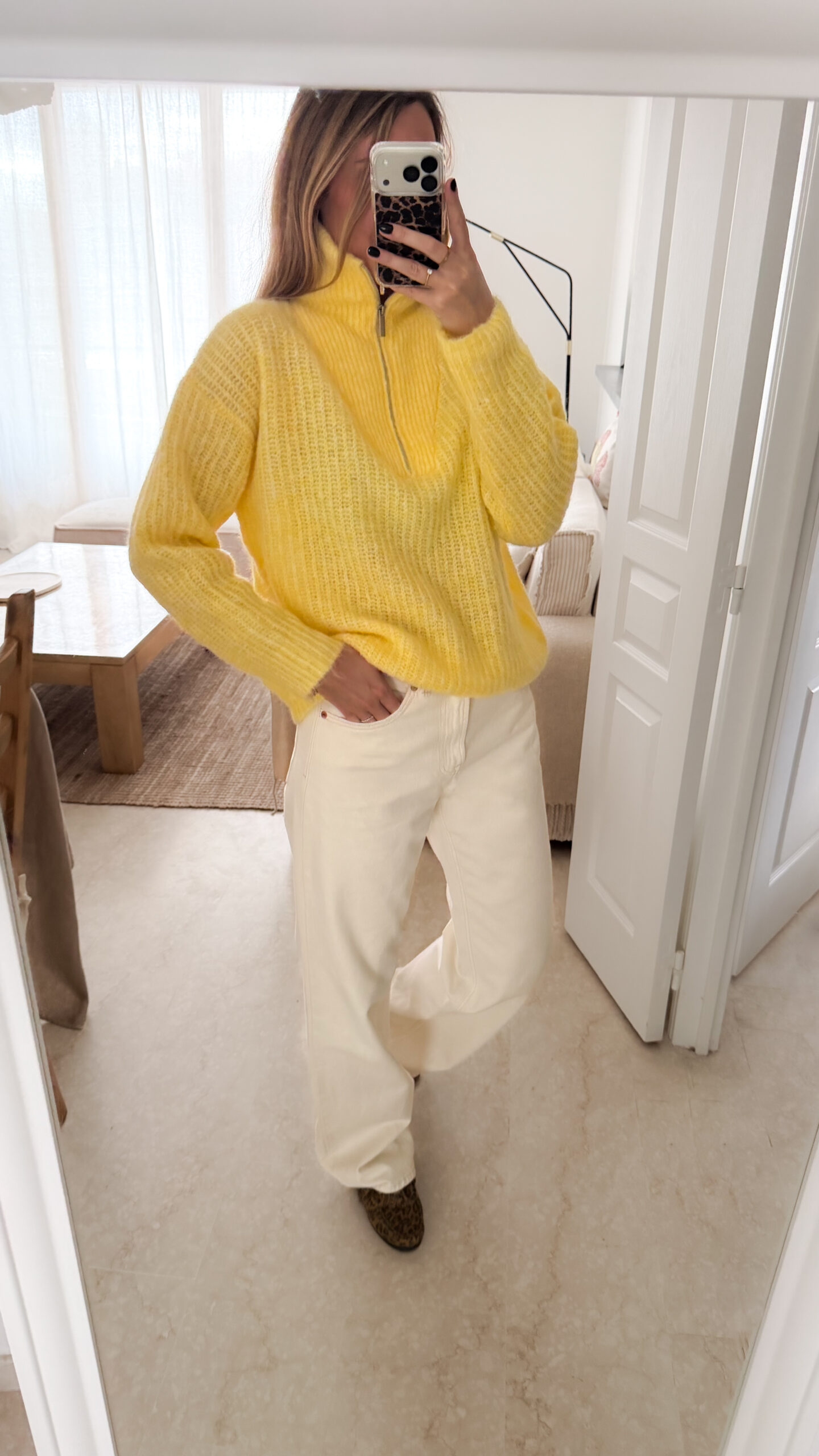 Pull camionneur jaune en maille douce, col zippé, porté avec un pantalon clair