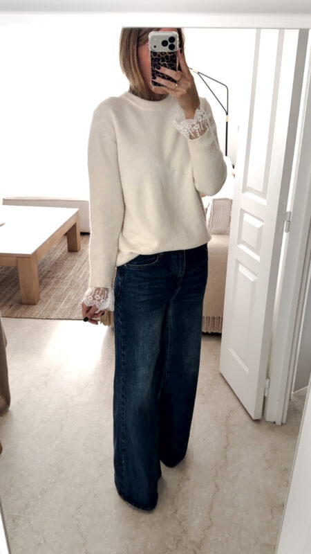Jean flare bleu foncé avec un pull maille ecru et ses finition poignet dentelle
