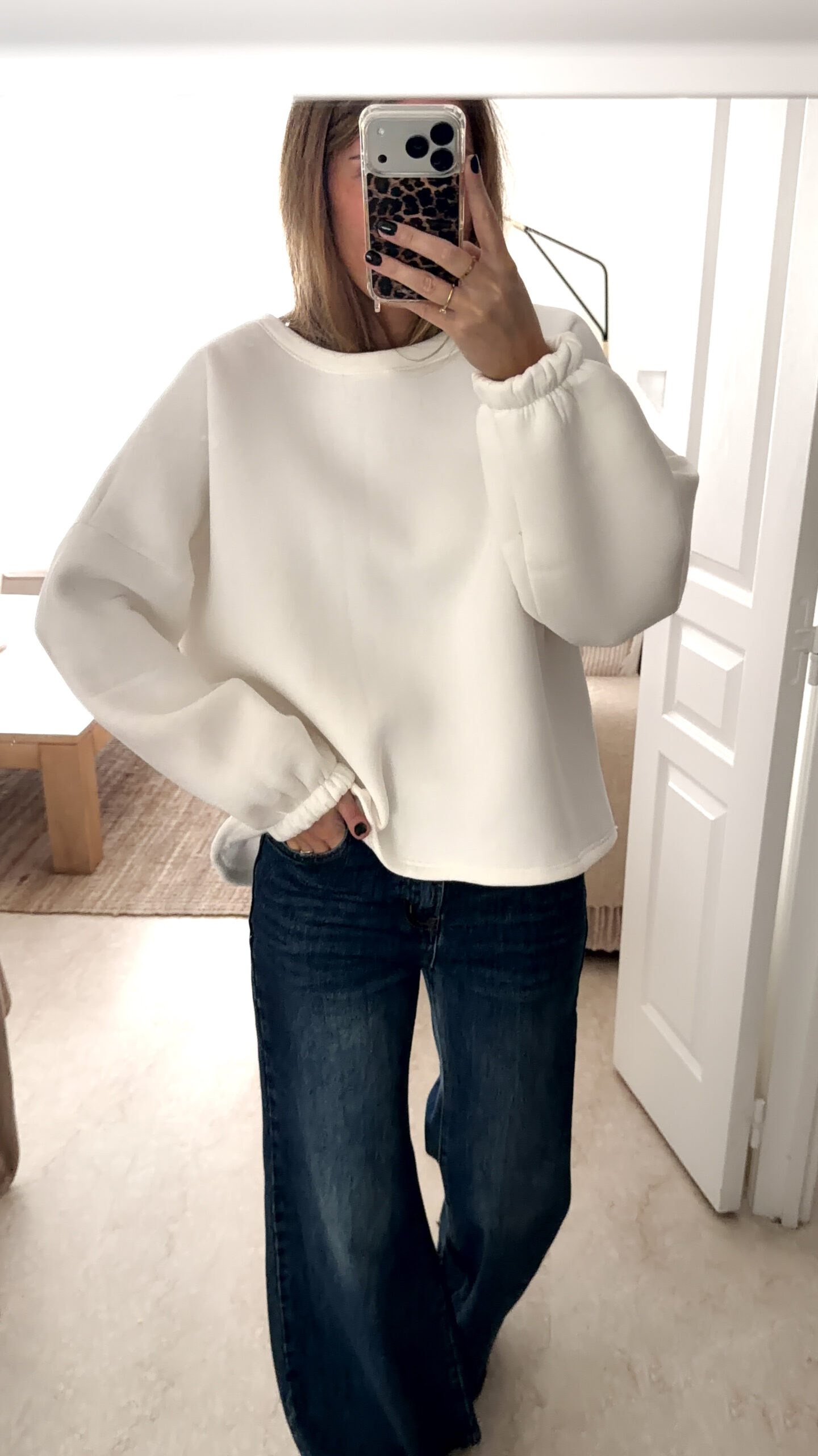 Sweat blanc à coupe ample, vu de dos, avec l’inscription brodée multicolore « GOOD VIBES ».