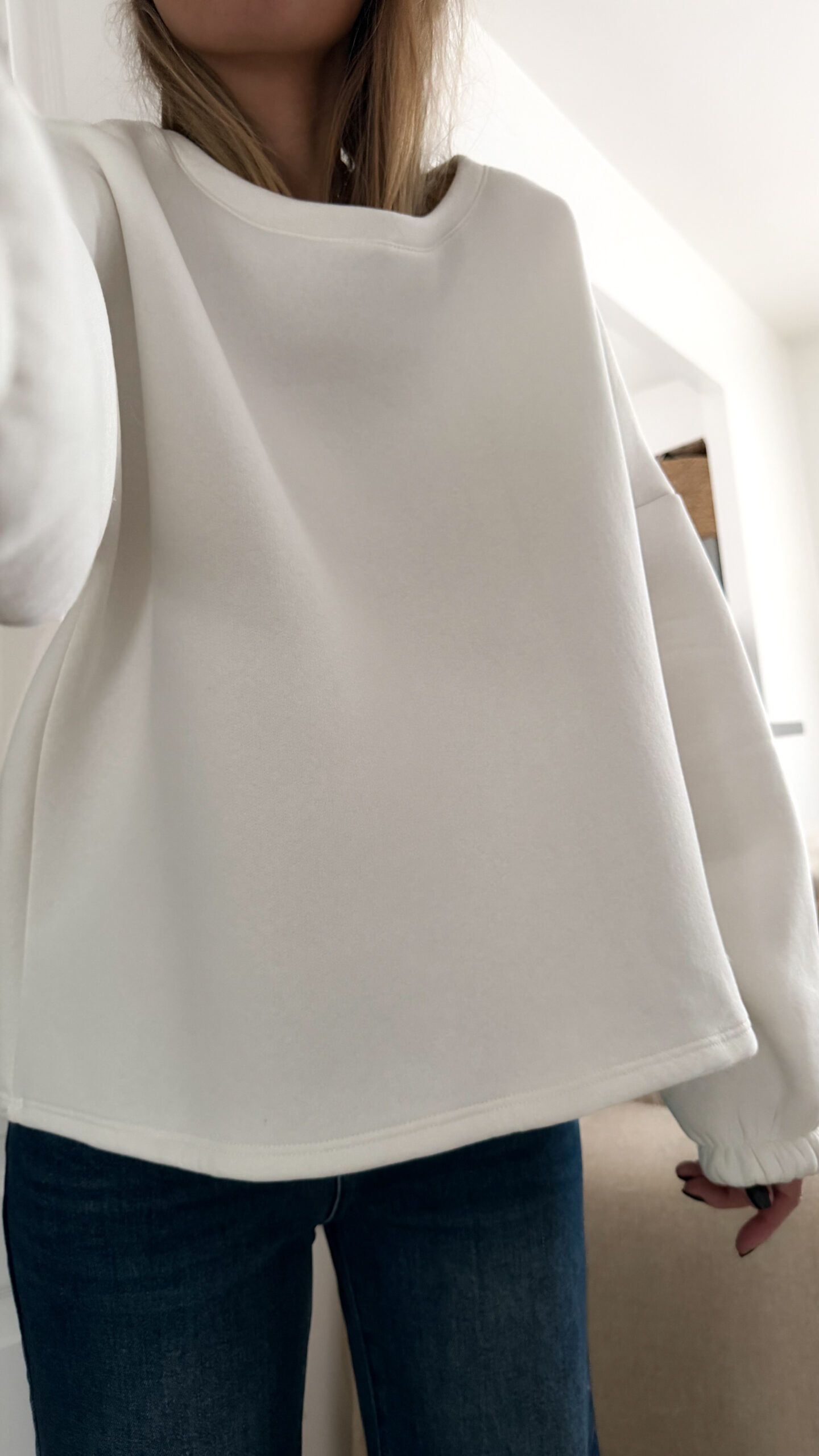 Sweat blanc à coupe ample, vu de dos, avec l’inscription brodée multicolore « GOOD VIBES ».