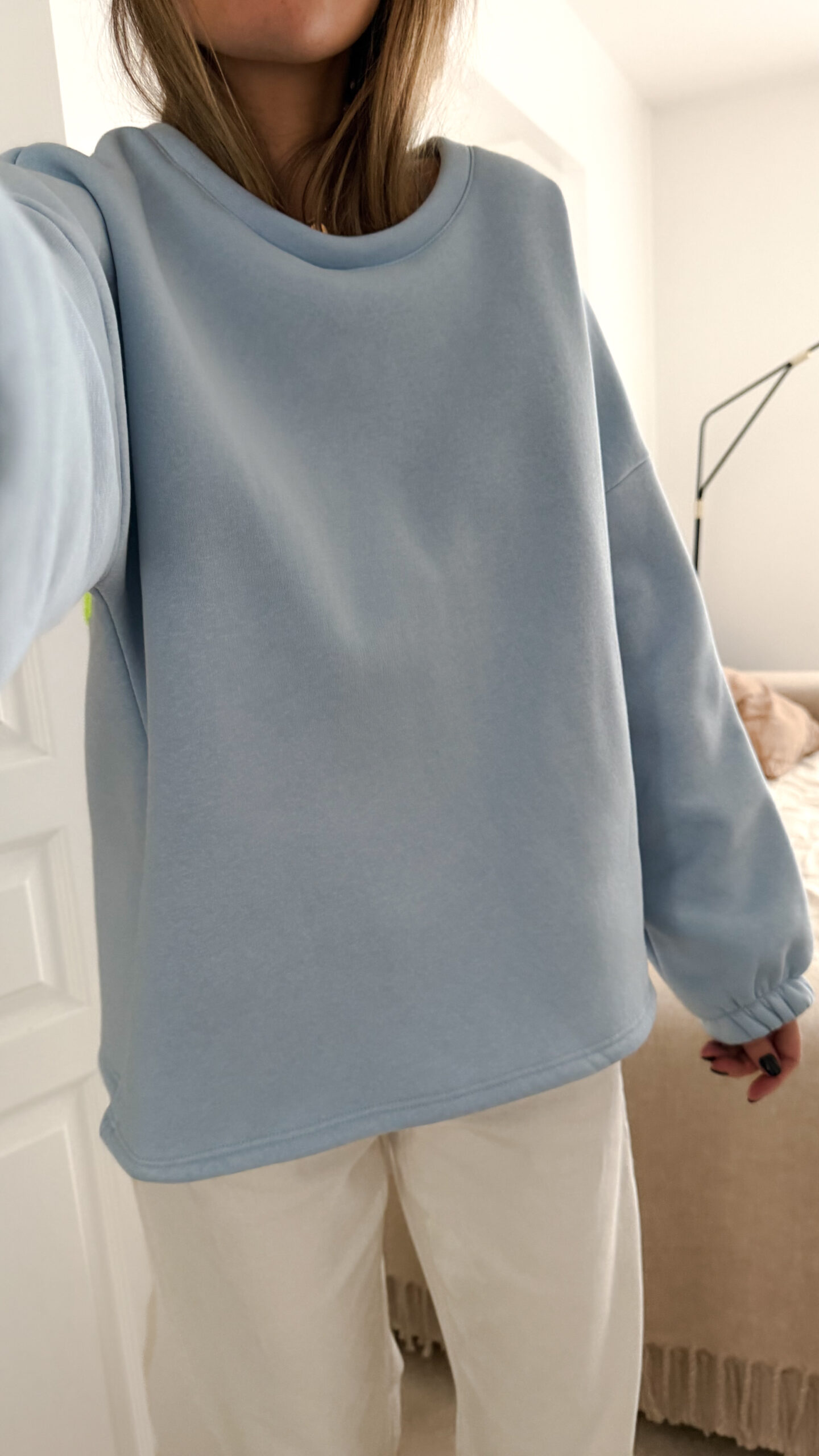 Sweat bleu ciel à coupe ample, vu de dos, avec l’inscription brodée multicolore « GOOD VIBES ».