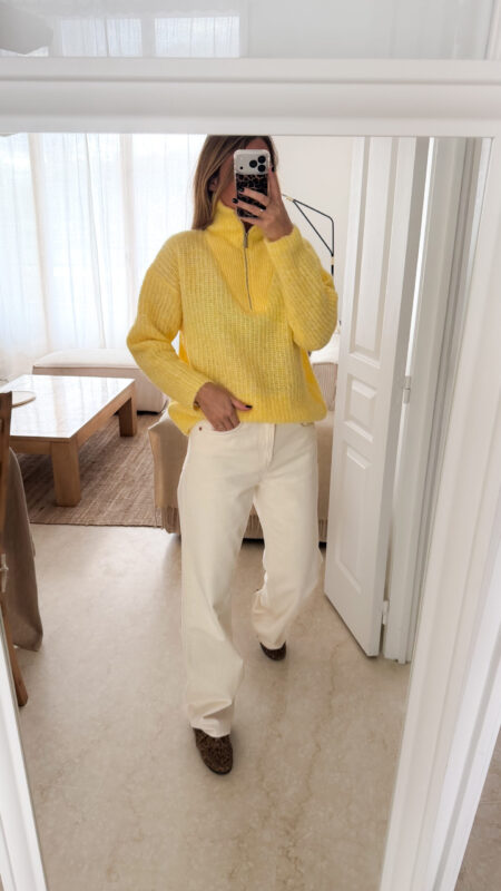 Pull camionneur jaune en maille douce, col zippé, porté avec un pantalon clair