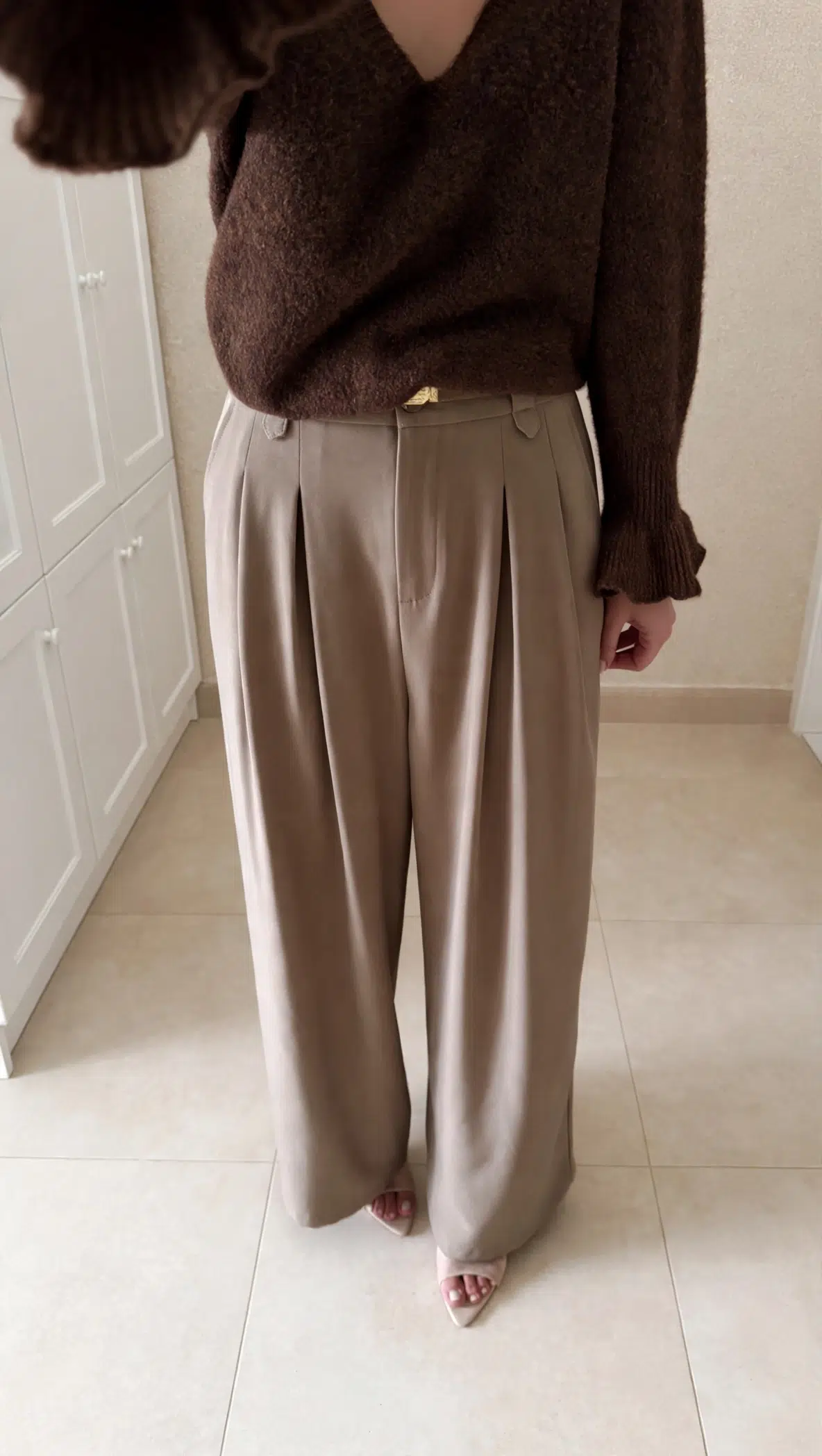 Pull femme marron col V manches longues avec pantalon beige fluide